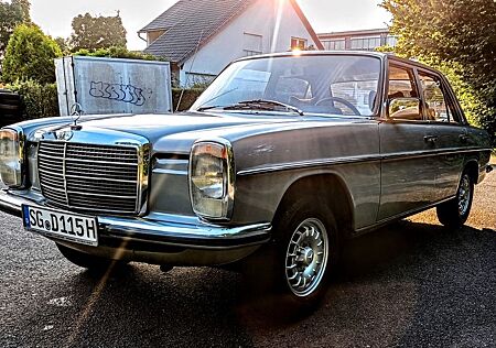 Mercedes-Benz 200 W115 Strich 8