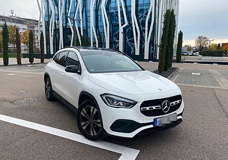 Mercedes-Benz GLA 200 DCT -