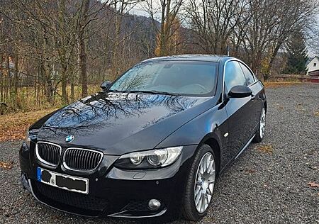 BMW 330xd Coupé, schwarz