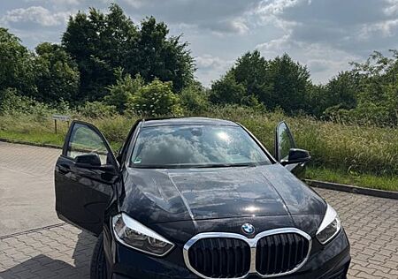 BMW 118i Advantage*PDC*SHZ*MULTI*LIVE COCKPIT*DAB