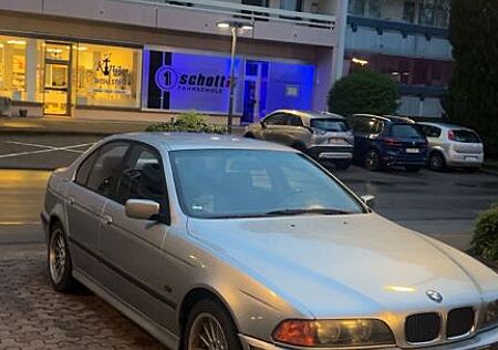 BMW 520i E39 - 150PS - TÜV 11/26 - 8-fach bereift