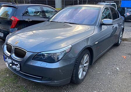 BMW 523i -