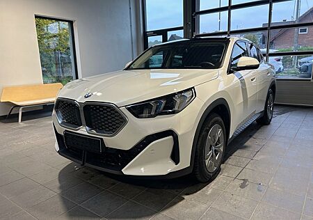 BMW iX2 30 xDrive Pano_Headup_DrivAssProf_HarmanKard