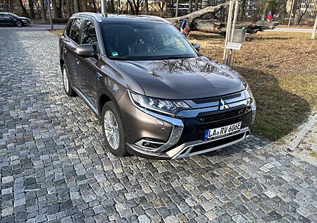 Mitsubishi Outlander 2.4 MIVEC PLUG-IN HYBRID 4WD Plus ...
