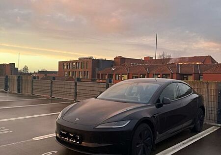Tesla Model 3 Allradantrieb mit Dualmotor Long Ran...