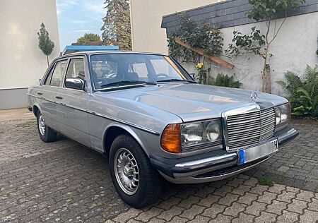 Mercedes-Benz 230 230E W123