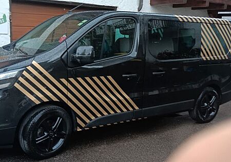 Nissan Primastar mit Rollstuhl-Hebebühne