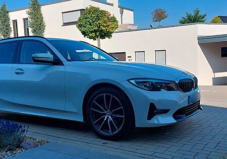 BMW 318d Touring Sport Line LED Navi PDC Shz Tempoma