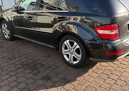 Mercedes-Benz ML 350 CDI 4MATIC - Airmatic ,Navi ,Standheizung