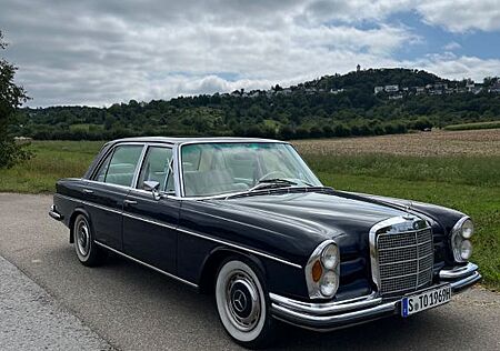 Mercedes-Benz 300 SEL W 109