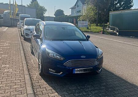 Ford Focus Turnier Titanium - Service Neu!