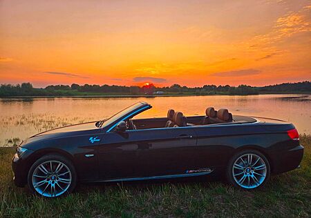 BMW 320i Cabrio M-Performance in Schwarz, Voll
