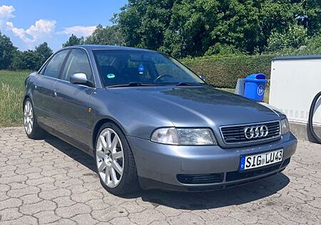 Audi A4 2.8 tiptronic quattro -