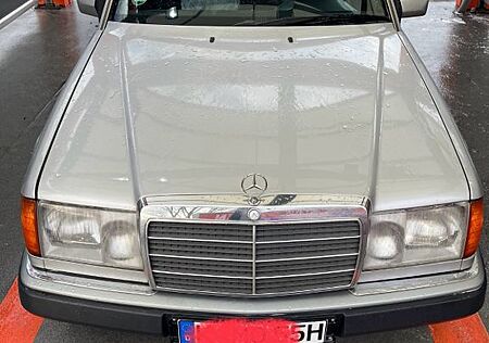 Mercedes-Benz E 230 e Kat **OLDTIMER**