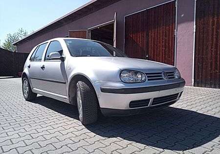 VW Golf Volkswagen 4, Zahnriemen, Tüv neu und sehr viele NT