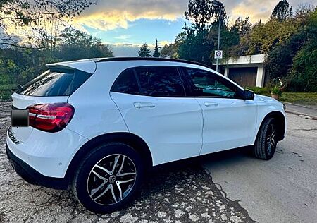 Mercedes-Benz GLA 200 -Sport Utility Vehicle Polarweiss