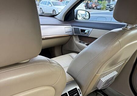 Jaguar XF 4.2 L V8 Premium Luxury Premium Luxury