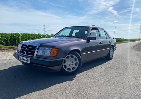 Mercedes-Benz 230 W124 230E Voll restauriert