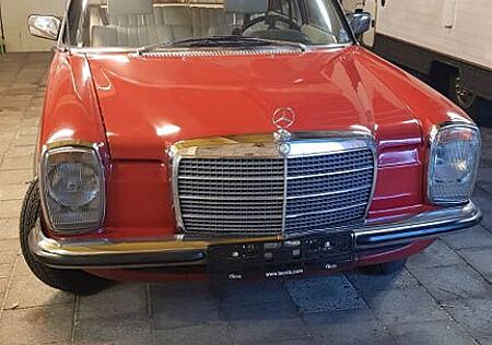 Mercedes-Benz 200 W115