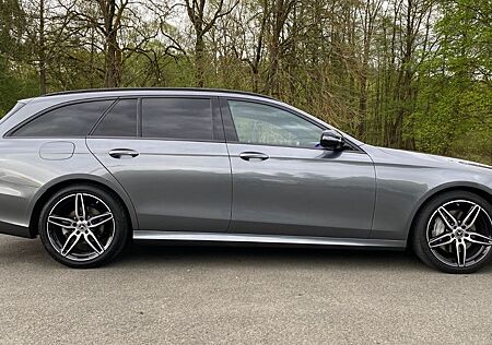 Mercedes-Benz E 250 AMG/Night/LED/Leder/360°/Widescreen/R19/AC