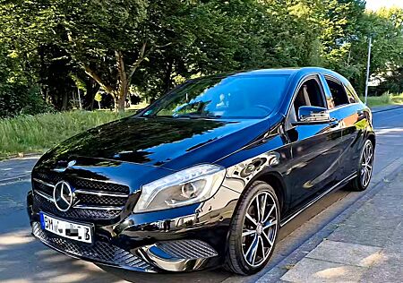 Mercedes-Benz A 180 Style Edition Top Zustand/Navi/PDC/8fach