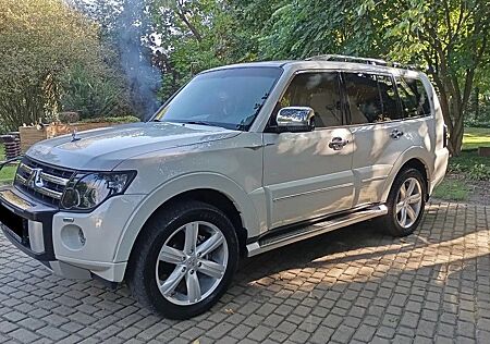 Mitsubishi Pajero 3,8 V6 MIVEC 4WD Instyle Automatik