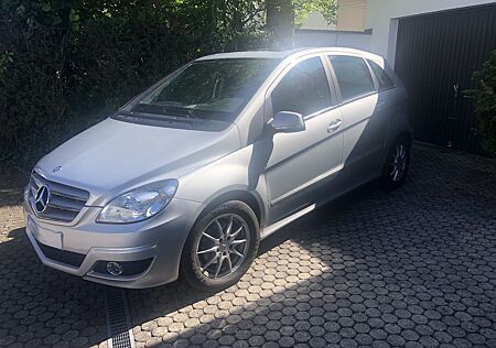 Mercedes-Benz B 200 -Erbstück, TÜV neu, Klima, Panorama, 8-fach