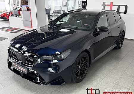 BMW M5 Touring 360° HuD B&W AHK Sitbelüftung Carbon