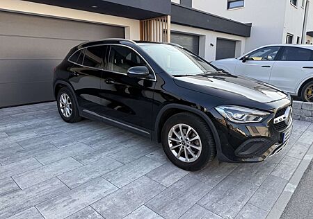 Mercedes-Benz GLA 200 4MATIC DCT -
