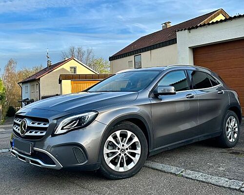 Mercedes-Benz GLA 220 d 4MATIC Pano AHK Checkheft Garage