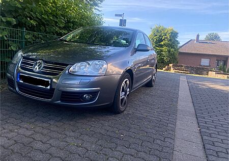VW Jetta Volkswagen 1.6 FSI gepflegt mit einigen Extras