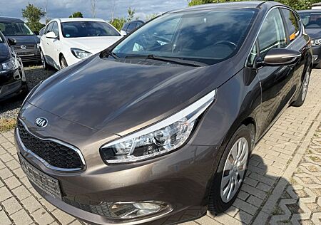 Kia Ceed Lim. Benzin 1.4 Navi RüKamera top Zustand