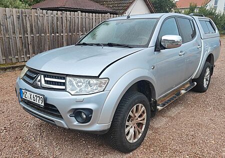 Mitsubishi L200 4WD 2.5 Scheckheft gepflegt 1 Hand 142000km