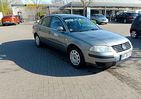 VW Passat Volkswagen 1.6 I TÜV NEU I KLIMA I ANHÄNGERKUPPLUNG