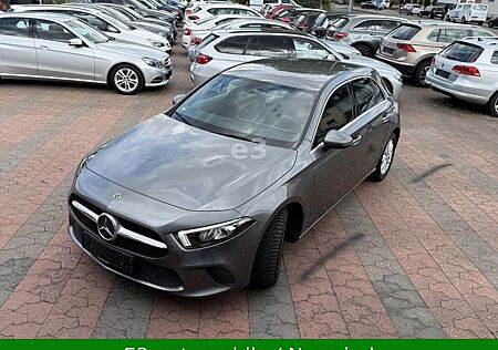 Mercedes-Benz A 180 A Klasse A180;NAVI;SCHECKHEFT;SPURASSIT;SITZHEIZ