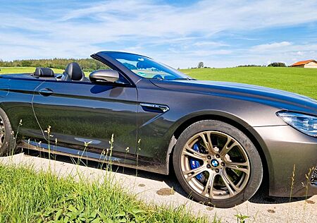 BMW M6 Cabrio mit Sportauspuff, Havanna metallic