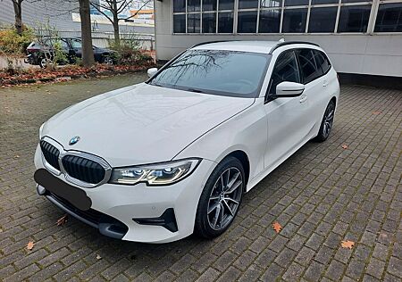 BMW 320d xDrive / Sportline/1.HAND/HeadUp/Business