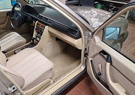 Mercedes-Benz E 230