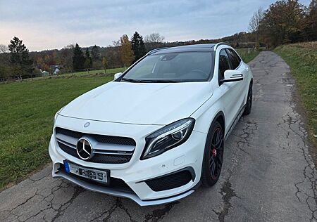 Mercedes-Benz GLA 45 AMG Mercedes Benz SUV mit Winterreifen