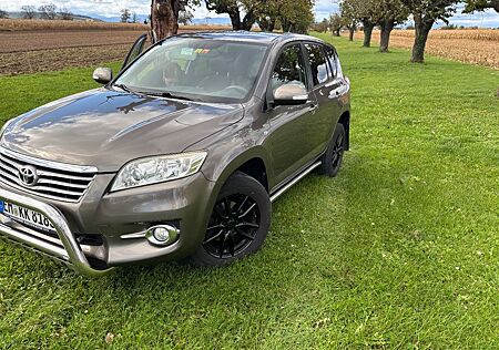 Toyota RAV 4 2,2-l-D-4D 4x4 Executive Automatik Exe...