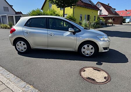Toyota Auris 1.4 -
