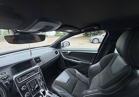 Volvo V60 D2 R Design *Top gepflegt