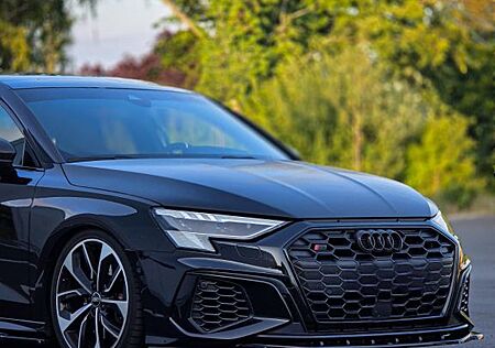 Audi S3 TFSI S tronic quattro -
