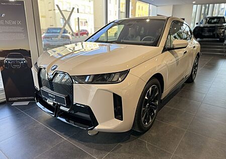 BMW iX xDrive60 Tageszulassung 25%