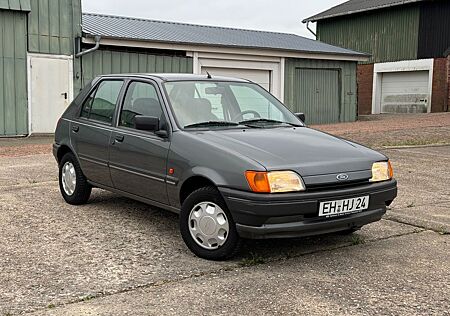 Ford Fiesta Mk3 - 1.1i CLX mit DIN Schild und AHK