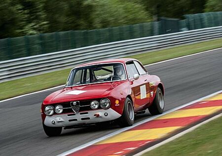 Alfa Romeo GT 1750 GTAm Competition Rennwagen mit Zubehör