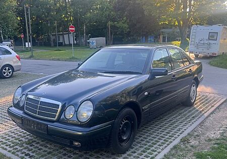 Mercedes-Benz E 240 AVANTGARDE Avantgarde