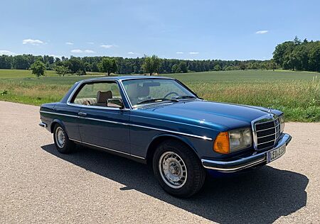 Mercedes-Benz 230 Coupé (C123) | EZ 1977 | Zustand 2+