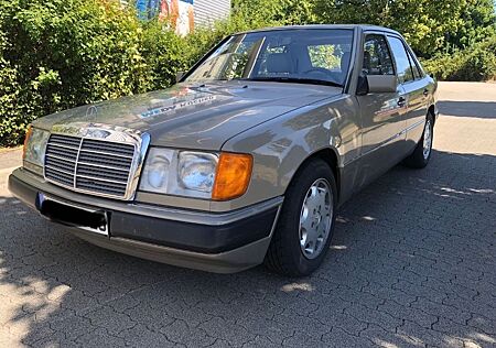 Mercedes-Benz 200 E Klasse **TÜV NEU 08/2026**