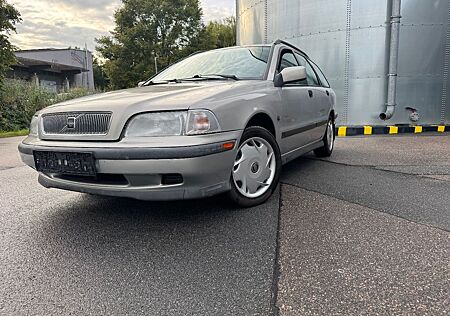 Volvo V40 2.0*AUTOMATIK*TEILLEDER*AHK*TÜV 02/27*